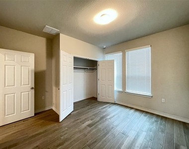 1602 Jacey Way - Photo Thumbnail 10