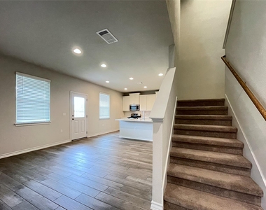 1602 Jacey Way - Photo Thumbnail 13