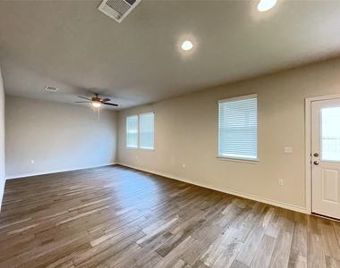 1602 Jacey Way - Photo Thumbnail 3