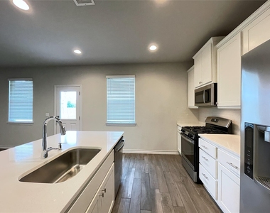 1602 Jacey Way - Photo Thumbnail 7