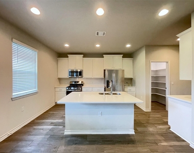 1602 Jacey Way - Photo Thumbnail 4