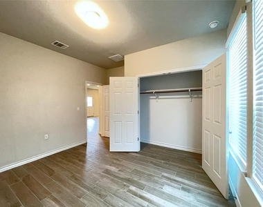 1602 Jacey Way - Photo Thumbnail 11
