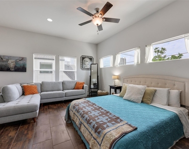 904 Willow St - Photo Thumbnail 8