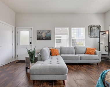 904 Willow St - Photo Thumbnail 9