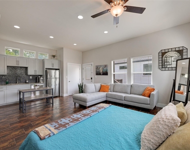 904 Willow St - Photo Thumbnail 12
