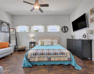 904 Willow St - Photo Thumbnail 7