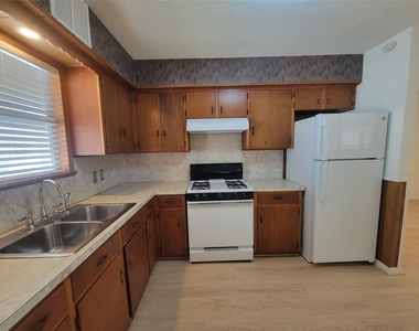 5806 Nassau Dr - Photo Thumbnail 2