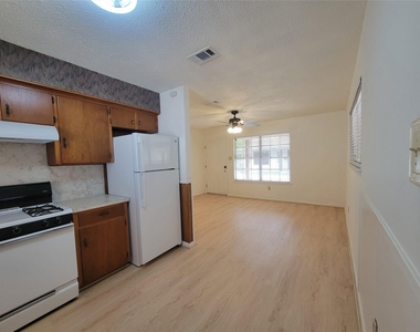 5806 Nassau Dr - Photo Thumbnail 4