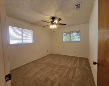 5806 Nassau Dr - Photo Thumbnail 12