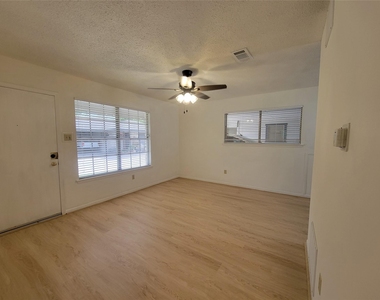5806 Nassau Dr - Photo Thumbnail 9
