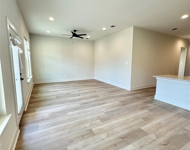 105 Zayd Ct - Photo Thumbnail 9