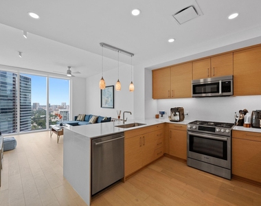 301 West Ave - Photo Thumbnail 9