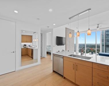 301 West Ave - Photo Thumbnail 12
