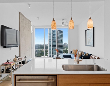 301 West Ave - Photo Thumbnail 8