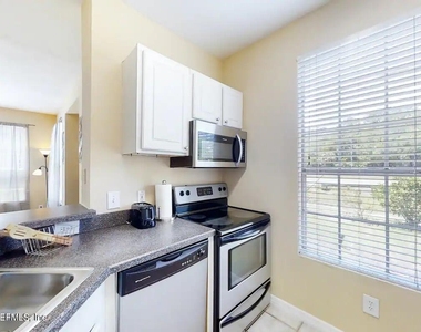 13703 Richmond Park Drive N - Photo Thumbnail 13