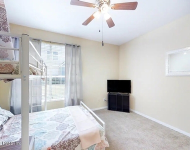 13703 Richmond Park Drive N - Photo Thumbnail 2