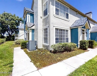 13703 Richmond Park Drive N - Photo Thumbnail 3