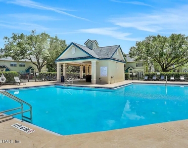 13703 Richmond Park Drive N - Photo Thumbnail 18