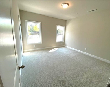 912 Sweetwater Grove - Photo Thumbnail 12