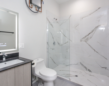 818 W 18th Street - Photo Thumbnail 4
