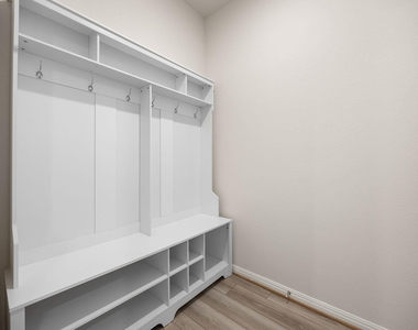 2226 Royal Ann Way - Photo Thumbnail 6