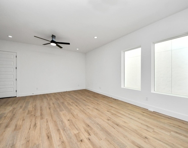 8313 Venus Street - Photo Thumbnail 5