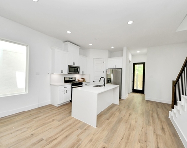 8313 Venus Street - Photo Thumbnail 6