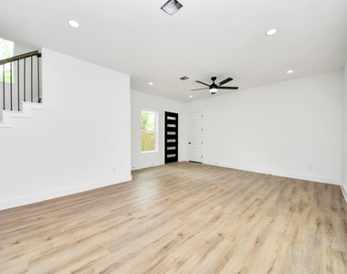 8313 Venus Street - Photo Thumbnail 4