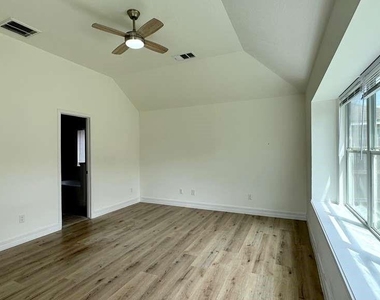 7510 Golden Thistle Lane - Photo Thumbnail 12