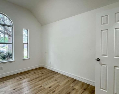 7510 Golden Thistle Lane - Photo Thumbnail 14