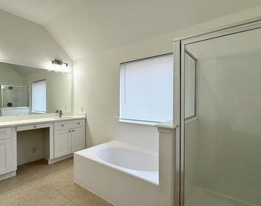 7510 Golden Thistle Lane - Photo Thumbnail 10