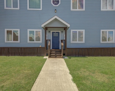 1017 11th Street - Photo Thumbnail 3