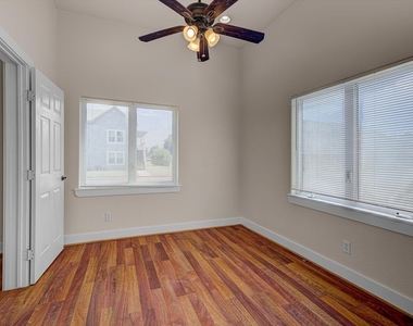 1017 11th Street - Photo Thumbnail 15