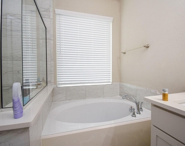 8726 Laurel Crest Drive - Photo Thumbnail 13