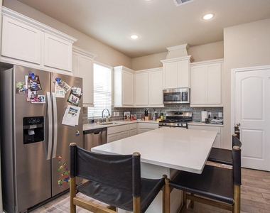 8726 Laurel Crest Drive - Photo Thumbnail 7
