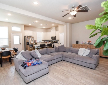 8726 Laurel Crest Drive - Photo Thumbnail 3
