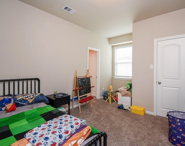 8726 Laurel Crest Drive - Photo Thumbnail 16