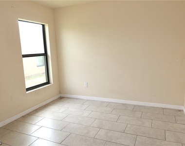 1109 Andalusia Boulevard - Photo Thumbnail 9