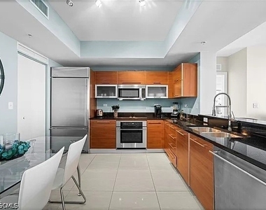 3000 Oasis Grand Boulevard - Photo Thumbnail 9