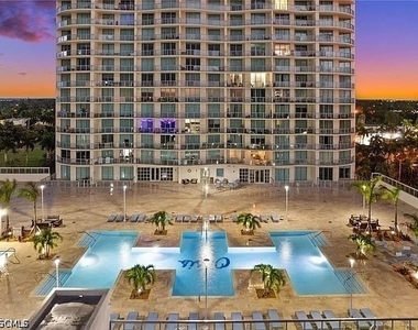 3000 Oasis Grand Boulevard - Photo Thumbnail 3