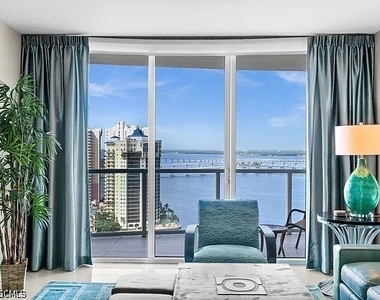 3000 Oasis Grand Boulevard - Photo Thumbnail 7