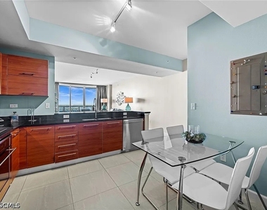 3000 Oasis Grand Boulevard - Photo Thumbnail 11