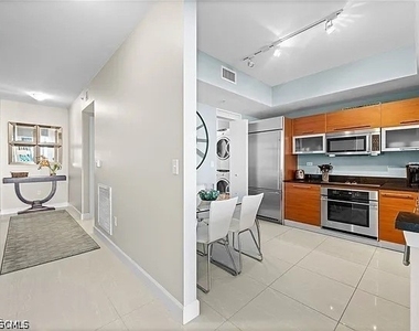 3000 Oasis Grand Boulevard - Photo Thumbnail 10