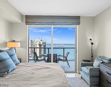 3000 Oasis Grand Boulevard - Photo Thumbnail 13