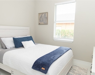 1228 Chrisholm Street - Photo Thumbnail 6