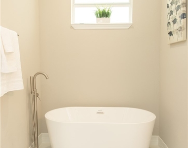 1228 Chrisholm Street - Photo Thumbnail 12