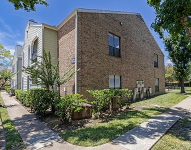 6602 Harbor Town Drive - Photo Thumbnail 17