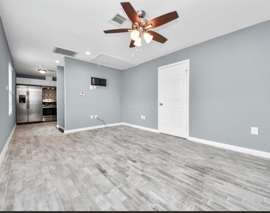 109 N Eastwood Street - Photo Thumbnail 4