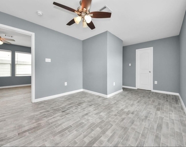 109 N Eastwood Street - Photo Thumbnail 3