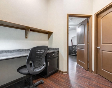 940 Oak Lynn Drive - Photo Thumbnail 15